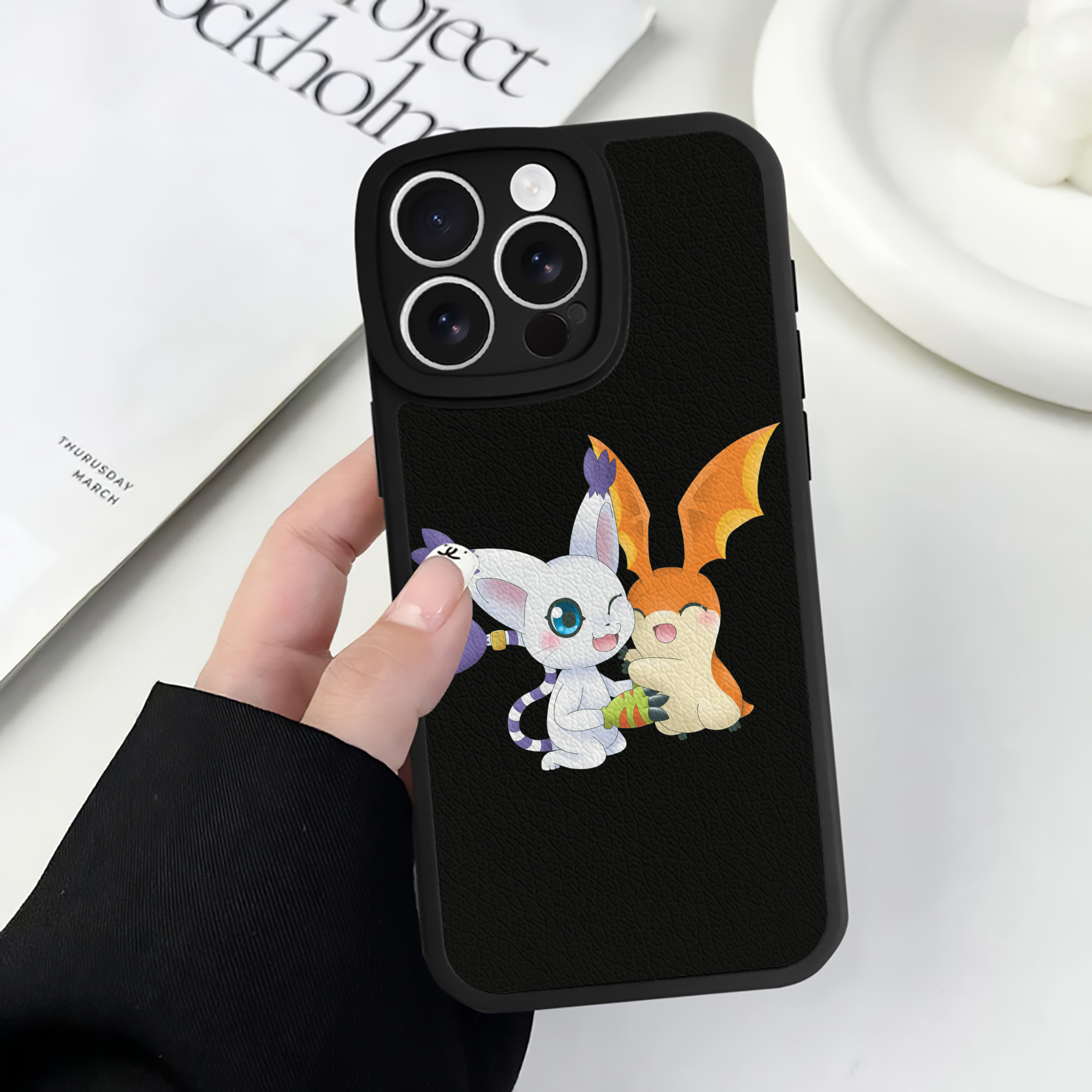 （画像用） Digimon デジタルモンスター/デジモン 【iPhone 16シリーズ対応】シリコンスマホケース（レザー調） 材質：シリコン